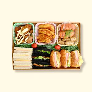 悠閒下午茶包點小食拼盤 (芝士火腿三文治，竹炭田園三文治，經典牛角酥，炸雞塊，薯角，德國腸) (5磅裝)