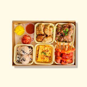韓式小食拼盤 (煎餃，炸雞，手工飯團，玉子，韓式年糕腸仔串 配 泡菜)